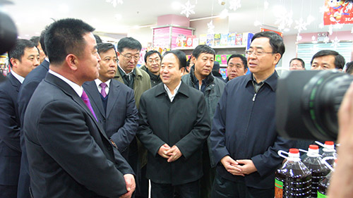 12月29日，自治区党委书记张毅一行视察指导固原新时代购物中心节前市场商品供应工作。