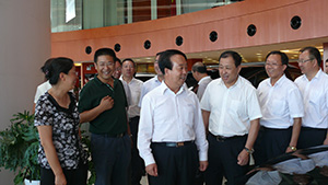 8月14日，自治区副主席李锐一行调研上陵汽车服务广场建设情况。
