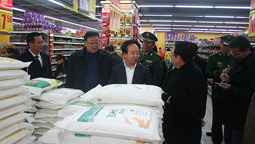 12月10日，自治区副主席李锐一行莅临固原新时代购物中心检查食品安全及消防安全工作。